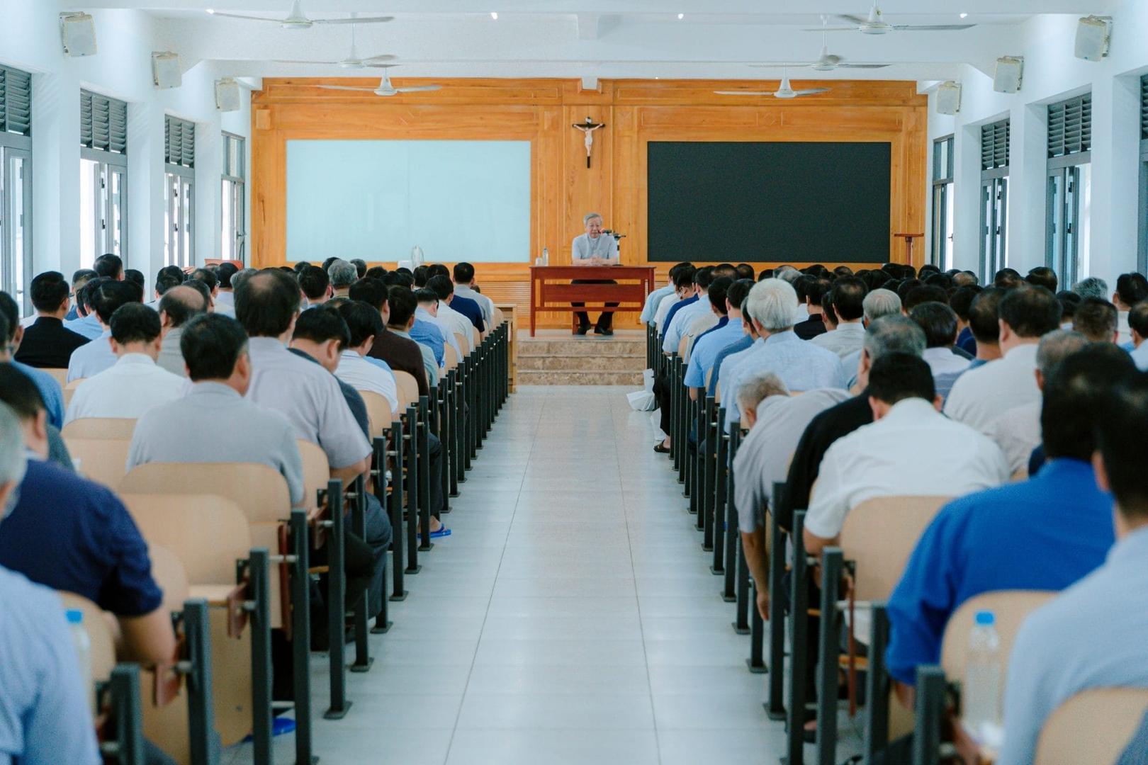 220 linh mục Giáo phận Phú Cường tĩnh tâm và thường huấn quý III