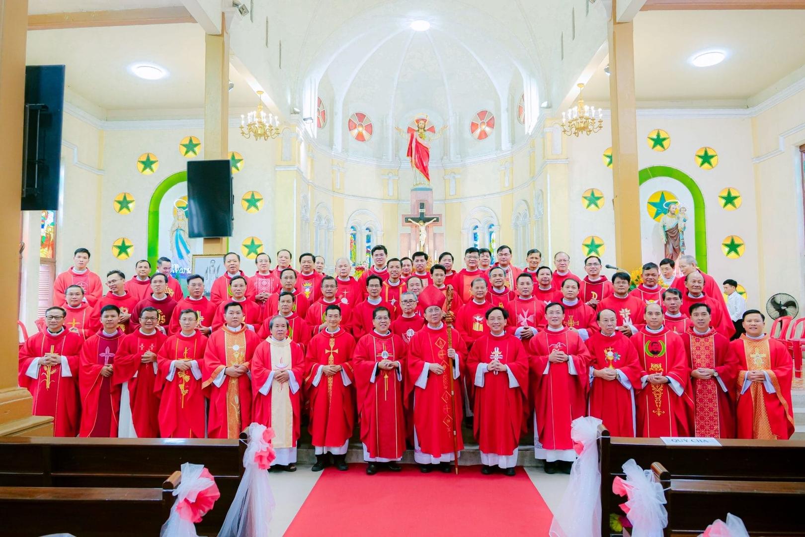 Thánh lễ mừng kính thánh Phêrô Đoàn Công Quý và nghi thức nhận chánh xứ tại giáo xứ Búng
